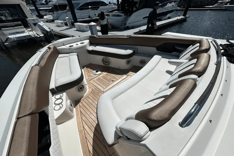 Slide: The Image of Sea Ray SLX 400 2019 - 10