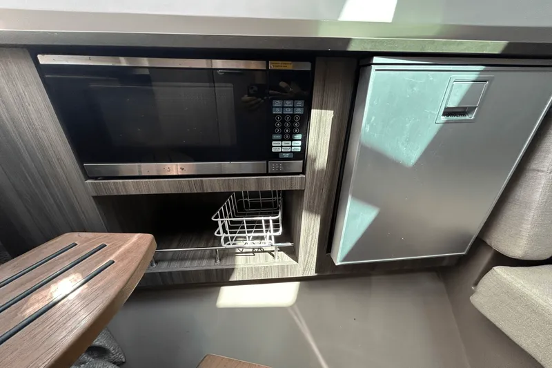 Slide: The Image of Sea Ray SLX 400 2019 - 17