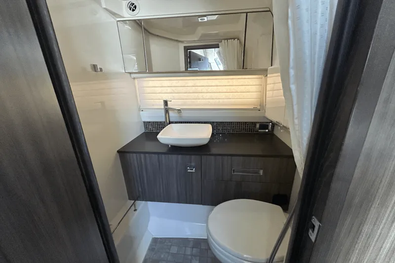 Slide: The Image of Sea Ray SLX 400 2019 - 19