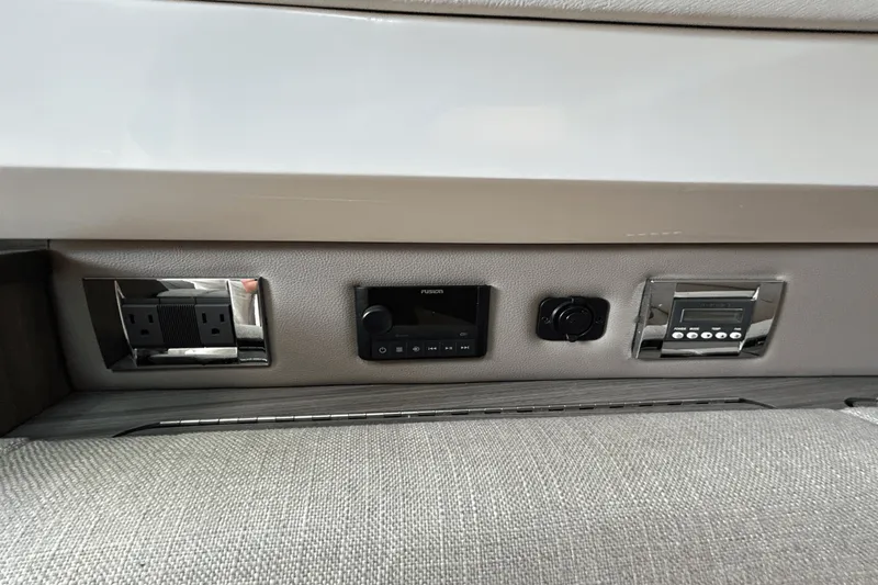 Slide: The Image of Sea Ray SLX 400 2019 - 20