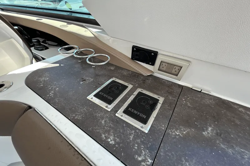 Slide: The Image of Sea Ray SLX 400 2019 - 23