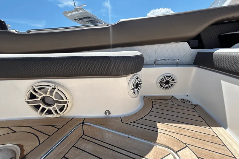 Slide: The Image of Sea Ray SLX 400 2019 - 26