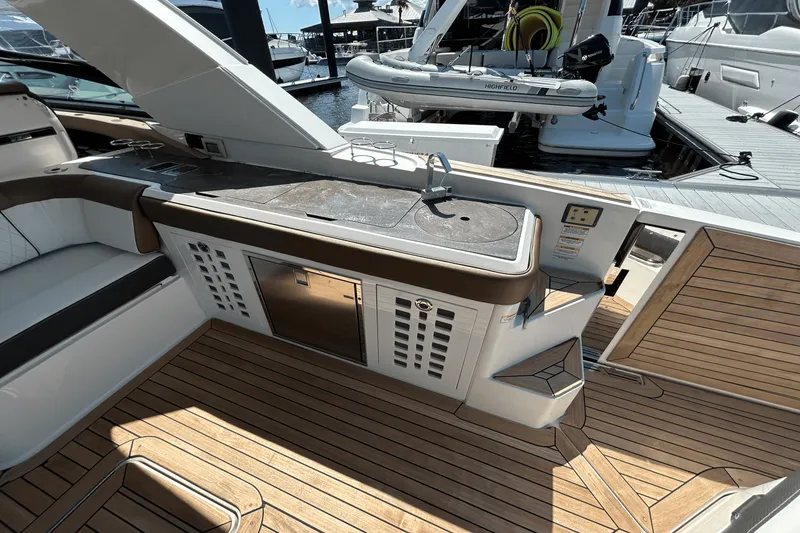 Slide: The Image of Sea Ray SLX 400 2019 - 5