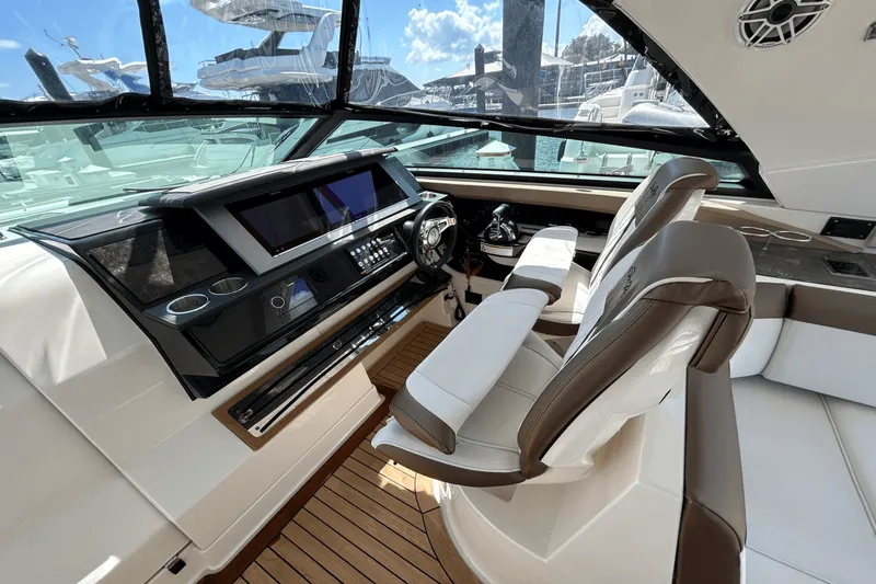 Slide: The Image of Sea Ray SLX 400 2019 - 8