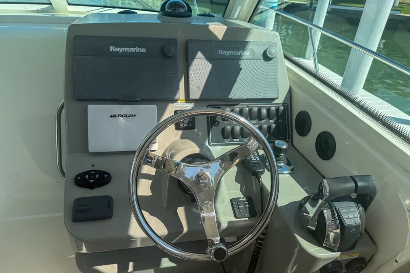 Slide: The Image of Boston Whaler 315 CONQUEST 2016 - 3