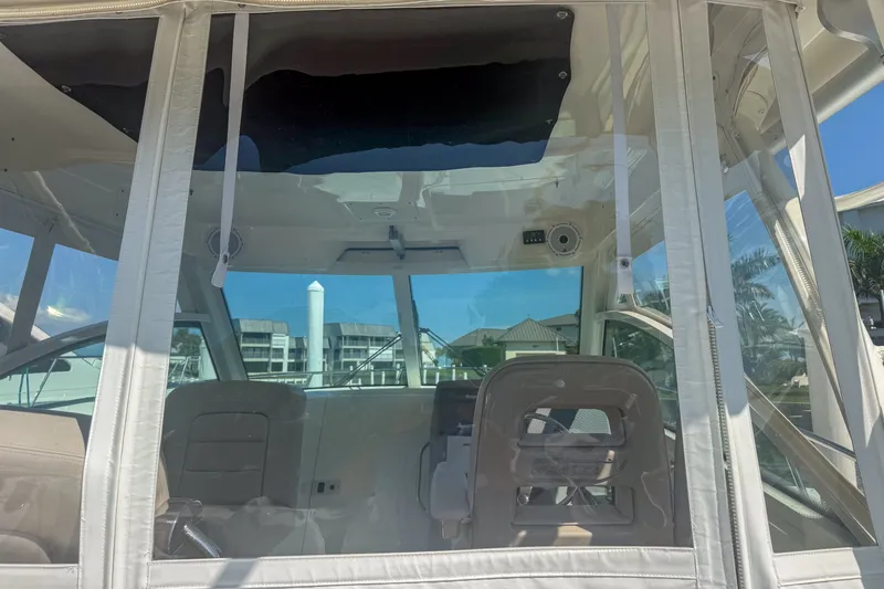 Slide: The Image of Boston Whaler 315 CONQUEST 2016 - 6