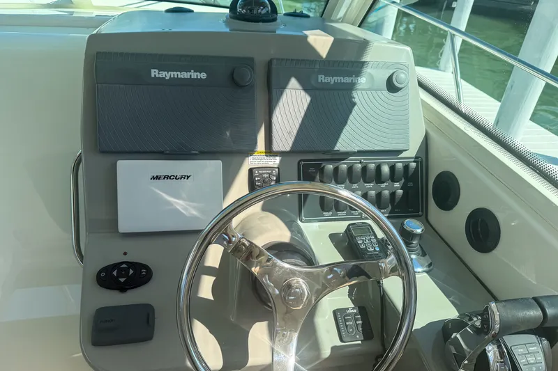Slide: The Image of Boston Whaler 315 CONQUEST 2016 - 5