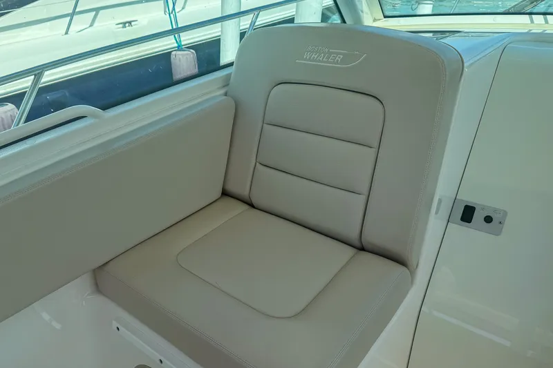 Slide: The Image of Boston Whaler 315 CONQUEST 2016 - 17