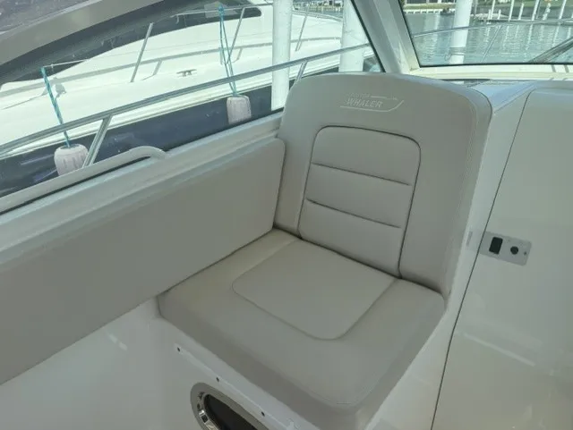 Slide: The Image of Boston Whaler 315 CONQUEST 2016 - 20