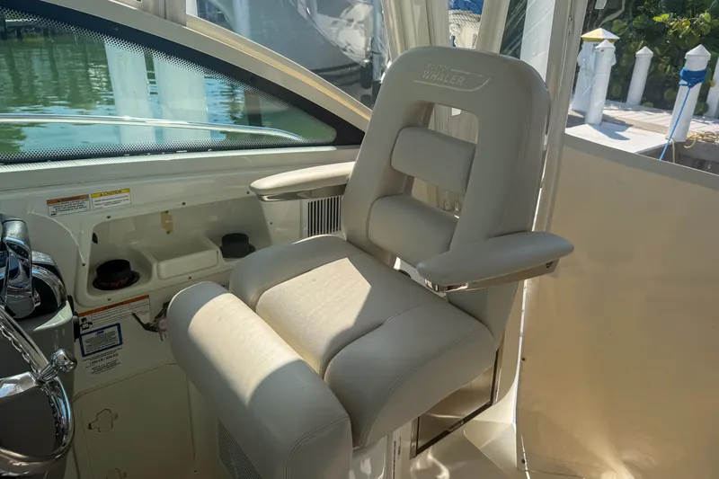Slide: The Image of Boston Whaler 315 CONQUEST 2016 - 18