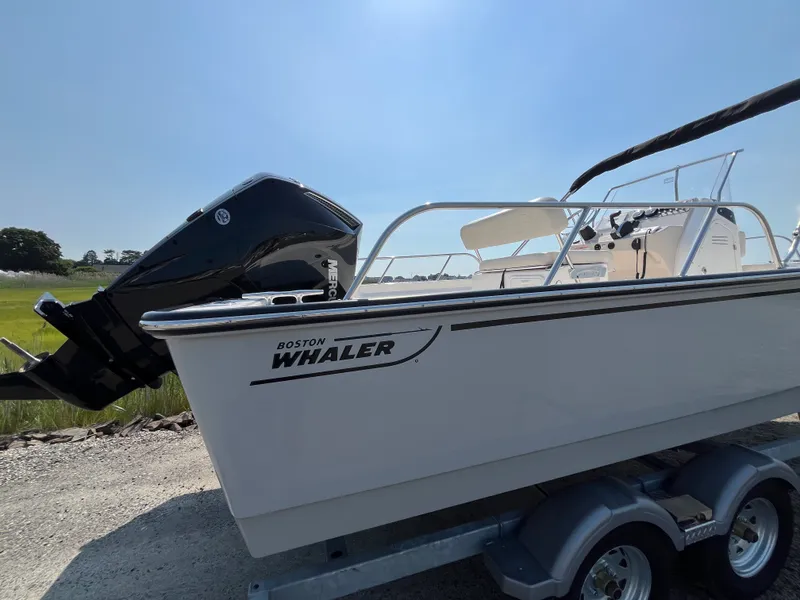 Slide: The Image of Boston Whaler 210 Montauk 2026 - 18