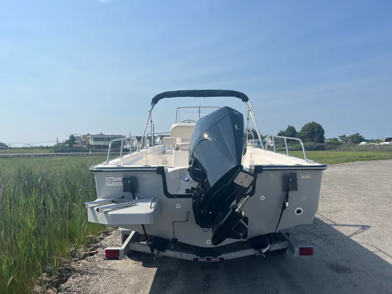 Slide: The Image of Boston Whaler 210 Montauk 2026 - 17