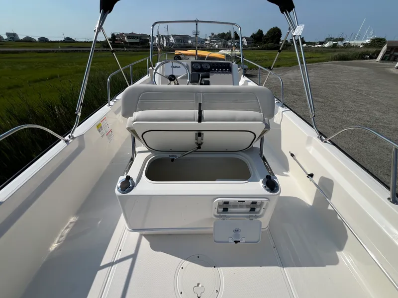 Slide: The Image of Boston Whaler 210 Montauk 2026 - 5