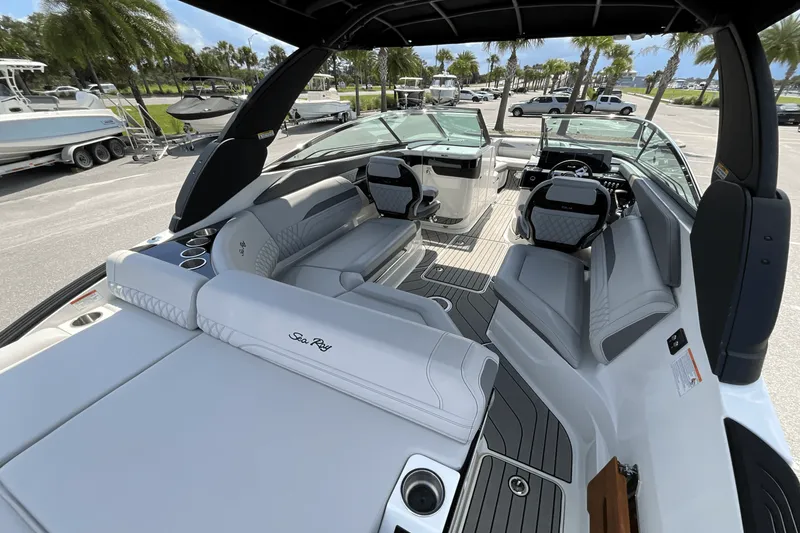 Slide: The Image of Sea Ray SLX 260 Outboard 2025 - 17