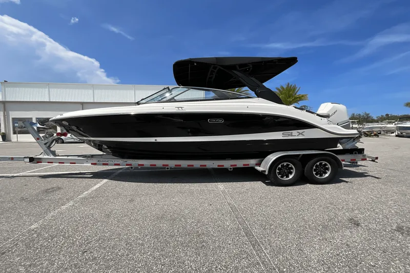 Slide: The Image of Sea Ray SLX 260 Outboard 2025 - 21