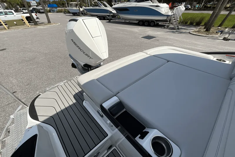 Slide: The Image of Sea Ray SLX 260 Outboard 2025 - 7