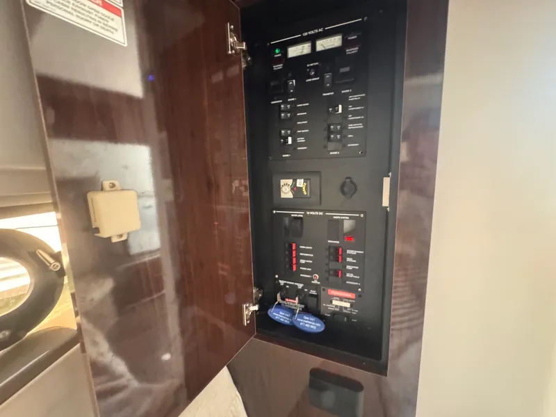 Slide: The Image of Sea Ray 320 SUNDANCER 2019 - 24