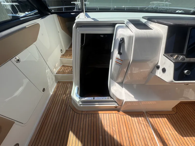 Slide: The Image of Sea Ray 320 SUNDANCER 2019 - 12