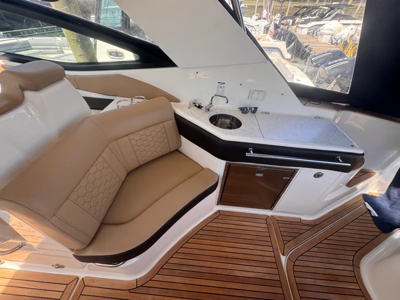 Slide: The Image of Sea Ray 320 SUNDANCER 2019 - 4