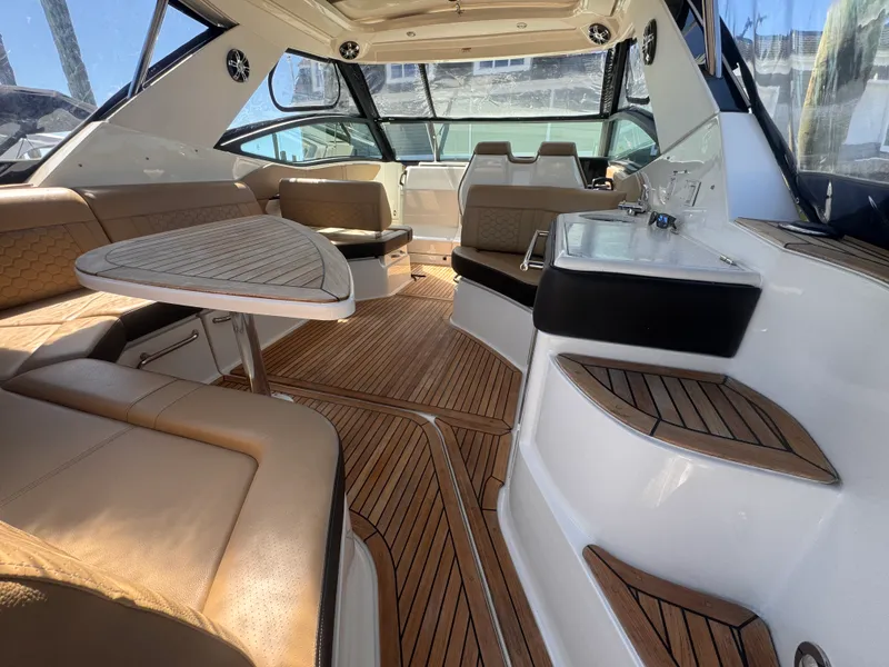 Slide: The Image of Sea Ray 320 SUNDANCER 2019 - 3
