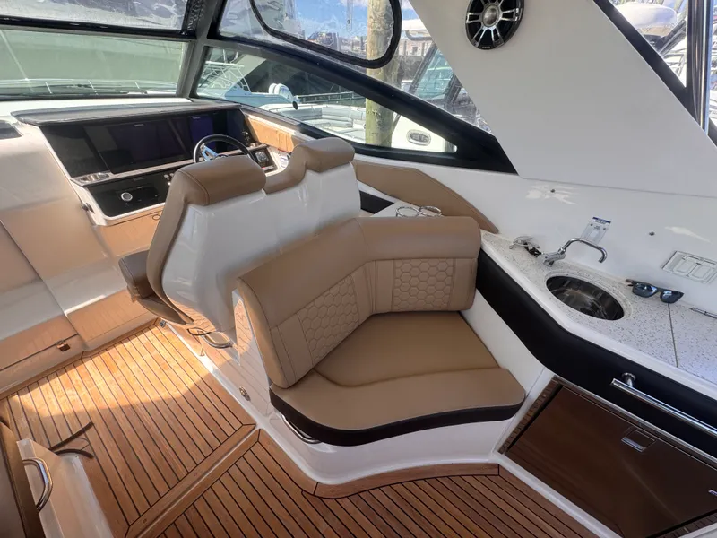 Slide: The Image of Sea Ray 320 SUNDANCER 2019 - 5