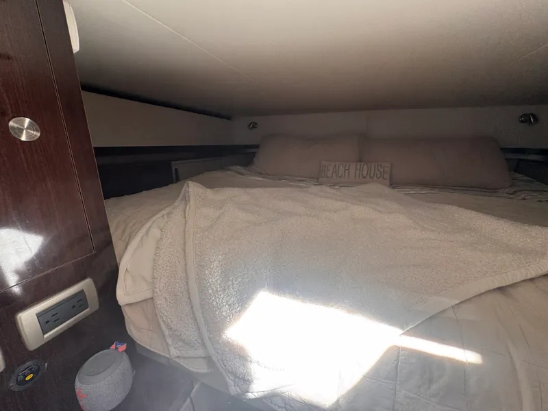 Slide: The Image of Sea Ray 320 SUNDANCER 2019 - 17