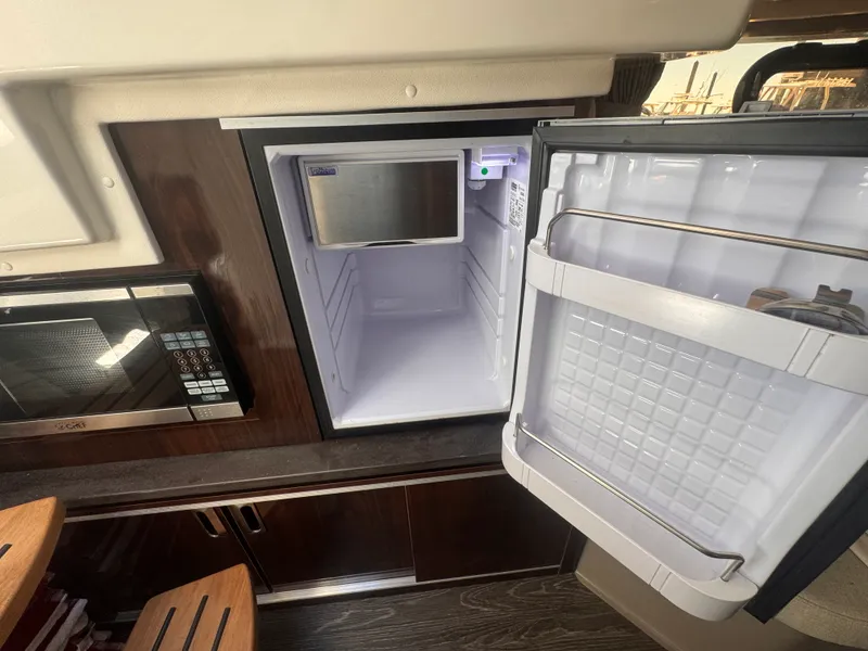 Slide: The Image of Sea Ray 320 SUNDANCER 2019 - 18