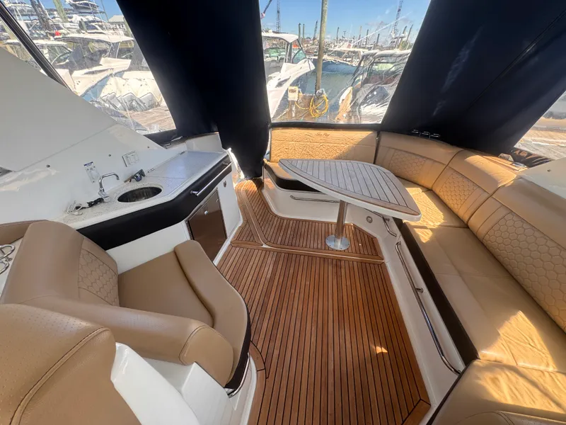 Slide: The Image of Sea Ray 320 SUNDANCER 2019 - 8