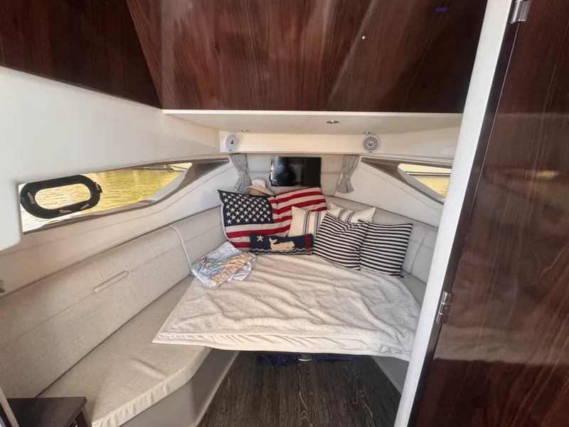 Slide: The Image of Sea Ray 320 SUNDANCER 2019 - 14