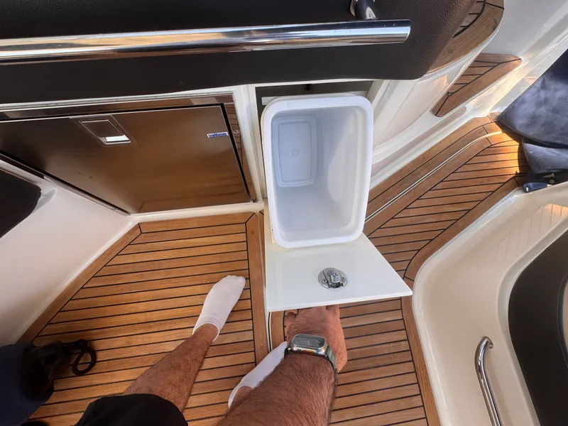 Slide: The Image of Sea Ray 320 SUNDANCER 2019 - 11