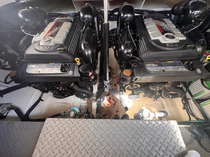 Slide: The Image of Sea Ray 320 SUNDANCER 2019 - 26
