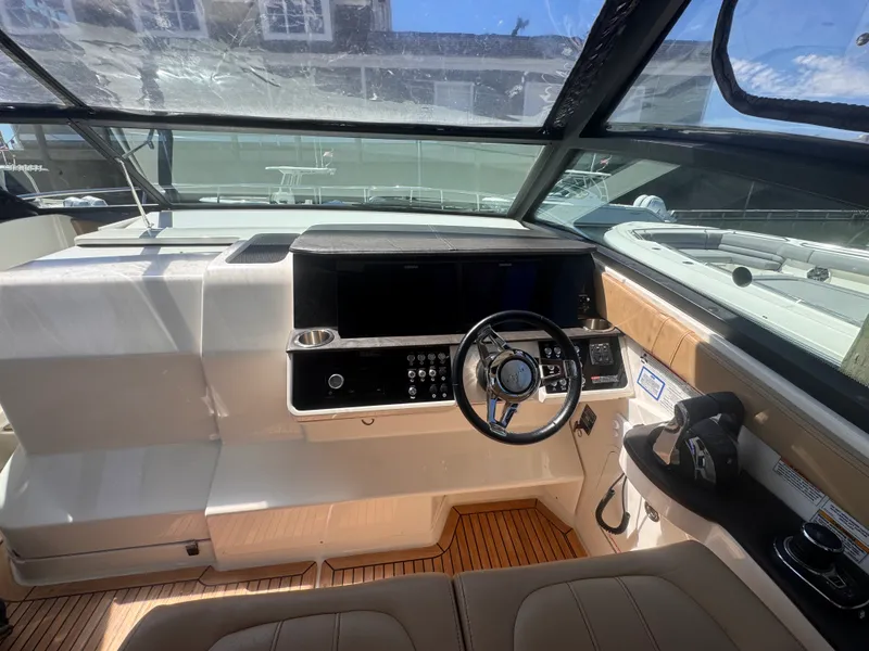 Slide: The Image of Sea Ray 320 SUNDANCER 2019 - 6