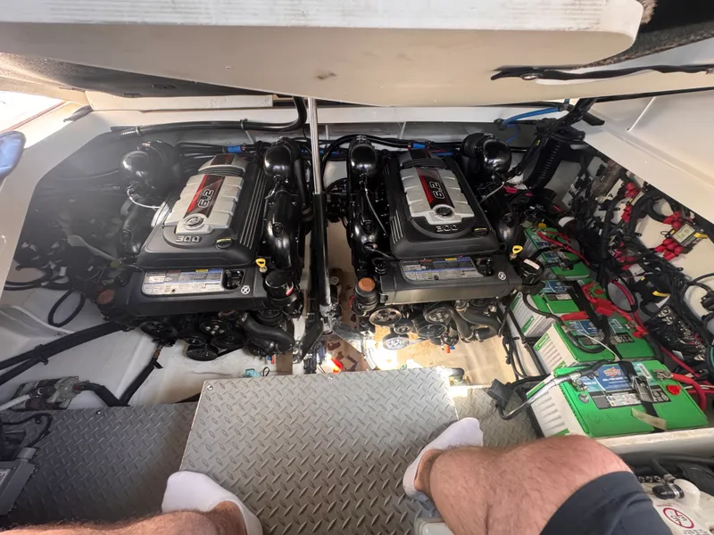 Slide: The Image of Sea Ray 320 SUNDANCER 2019 - 25
