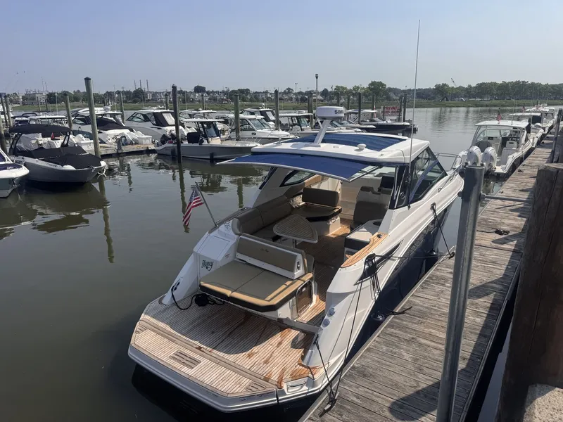 Slide: The Image of Sea Ray 320 SUNDANCER 2019 - 3
