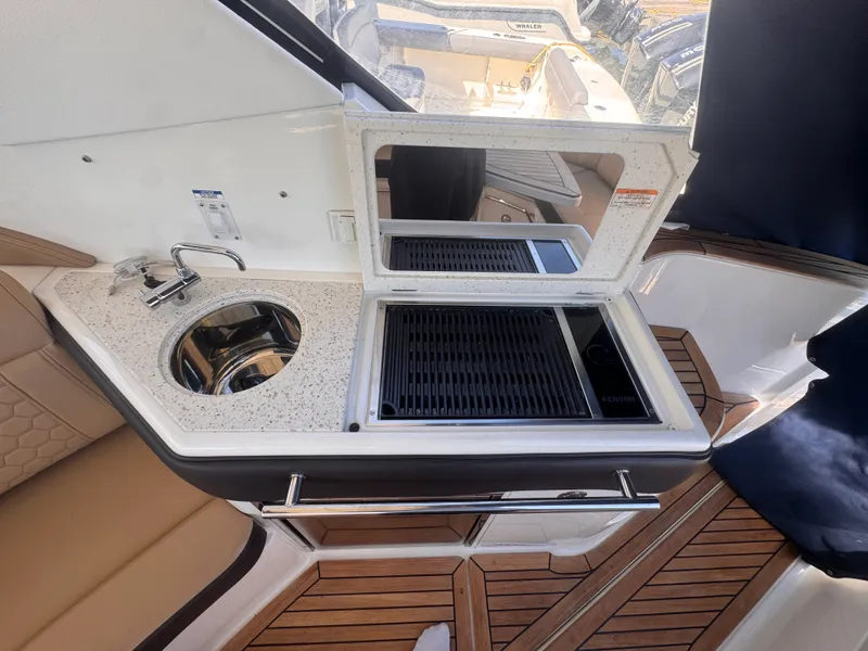 Slide: The Image of Sea Ray 320 SUNDANCER 2019 - 9