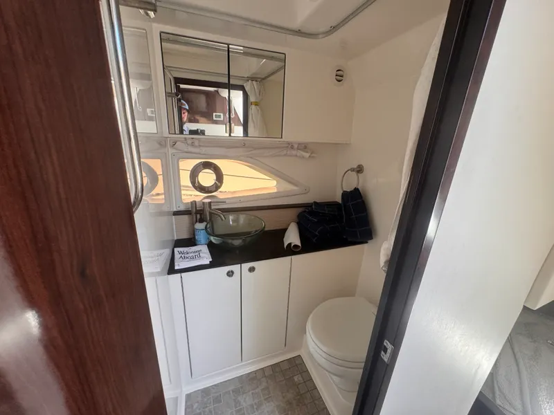 Slide: The Image of Sea Ray 320 SUNDANCER 2019 - 19