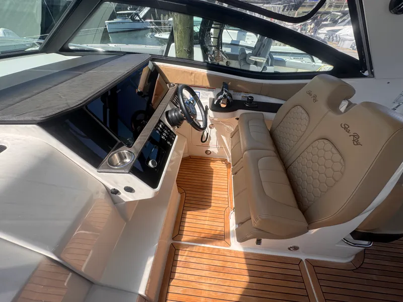 Slide: The Image of Sea Ray 320 SUNDANCER 2019 - 7