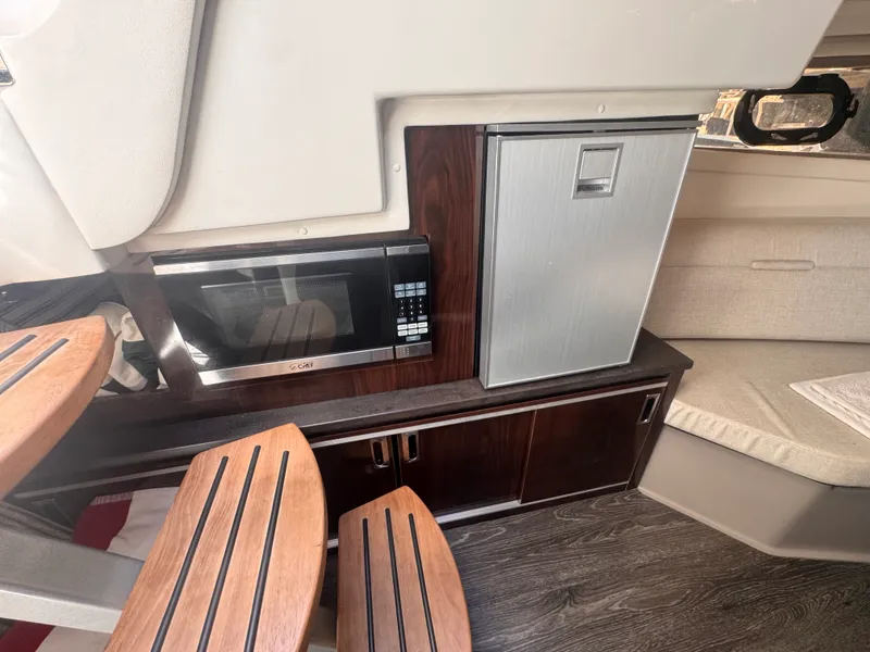Slide: The Image of Sea Ray 320 SUNDANCER 2019 - 15