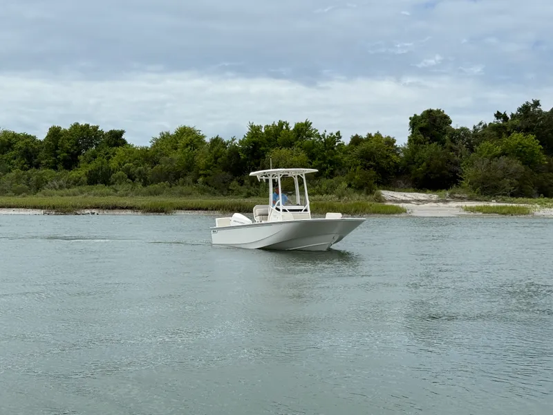 Slide: The Image of Boston Whaler 210 Montauk 2026 - 5
