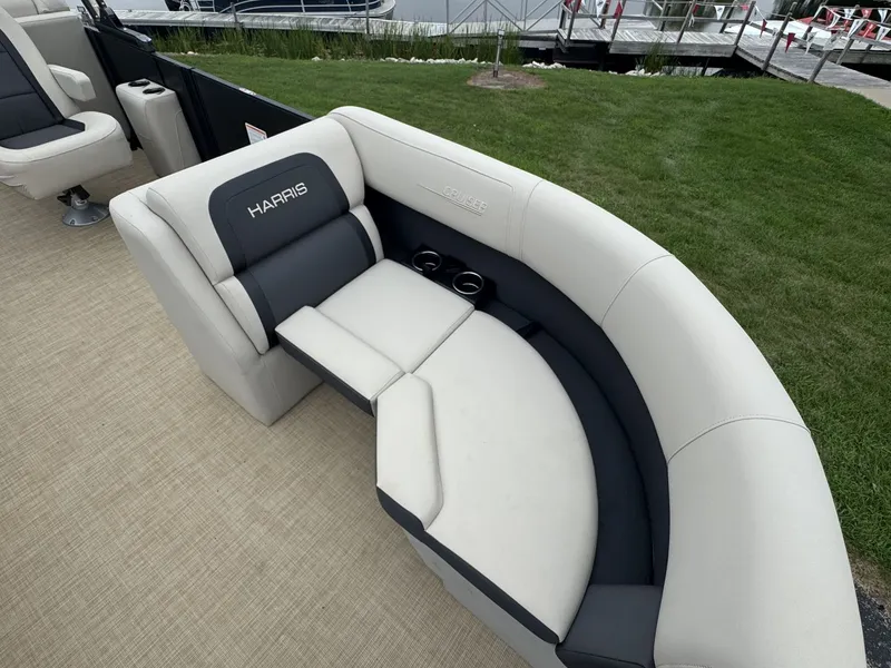 Slide: The Image of Harris Cruiser 210 2026 - 15
