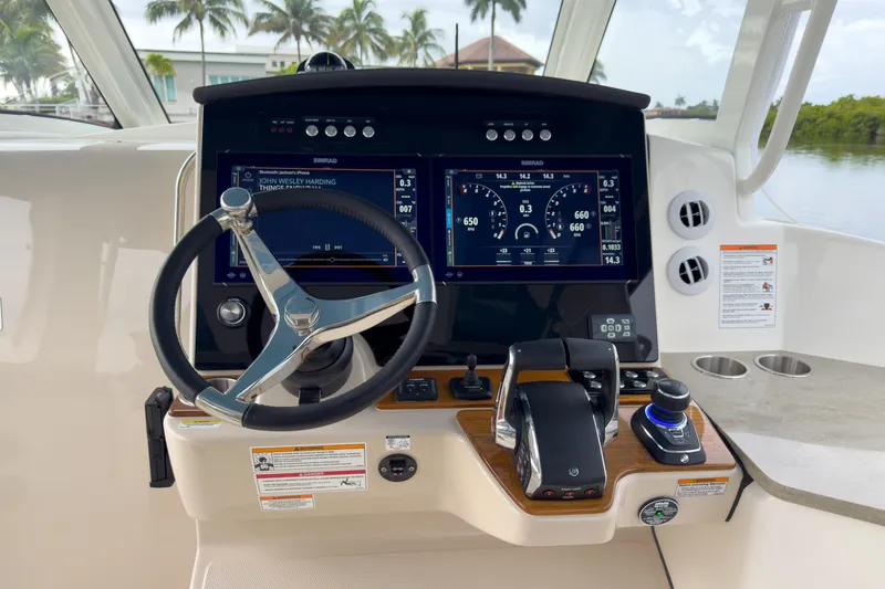 Slide: The Image of Boston Whaler 350 Realm 2026 - 12