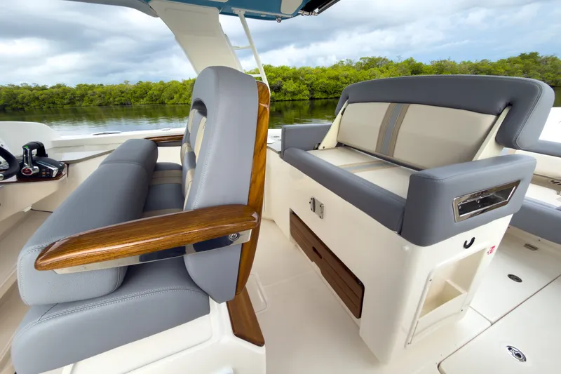 Slide: The Image of Boston Whaler 350 Realm 2026 - 10