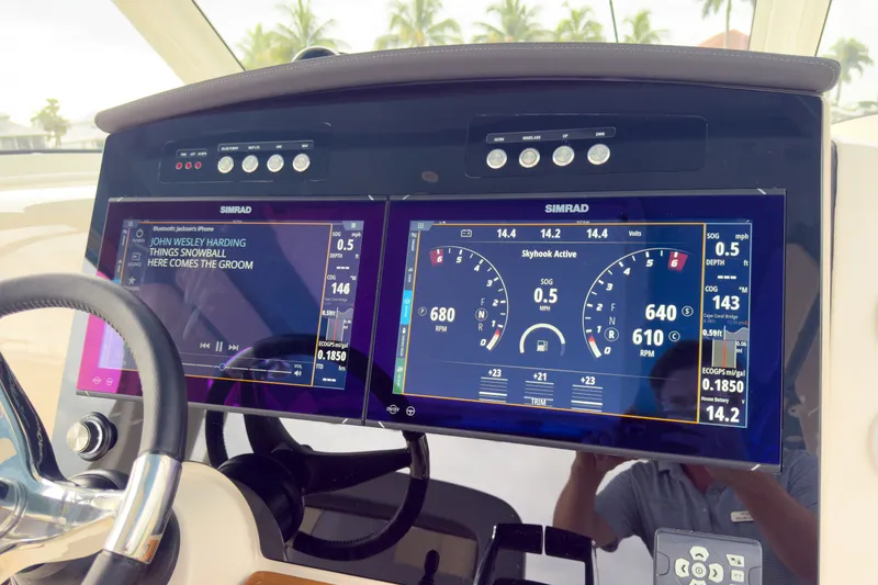 Slide: The Image of Boston Whaler 350 Realm 2026 - 13