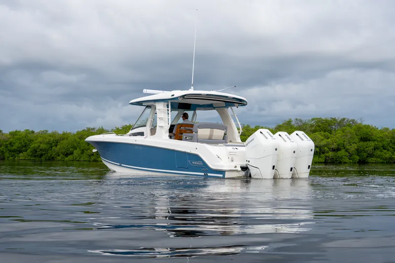 Slide: The Image of Boston Whaler 350 Realm 2026 - 32