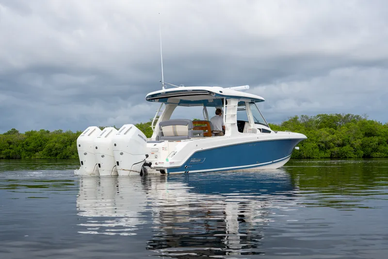 Slide: The Image of Boston Whaler 350 Realm 2026 - 30