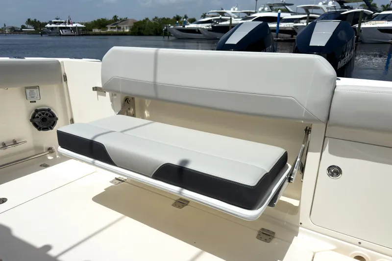 Slide: The Image of Boston Whaler 330 Outrage 2026 - 7