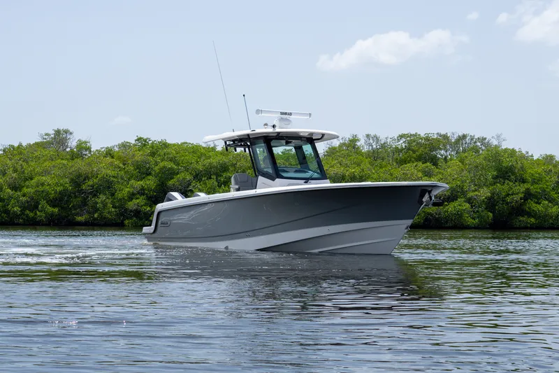Slide: The Image of Boston Whaler 330 Outrage 2026 - 30