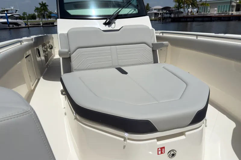 Slide: The Image of Boston Whaler 330 Outrage 2026 - 18