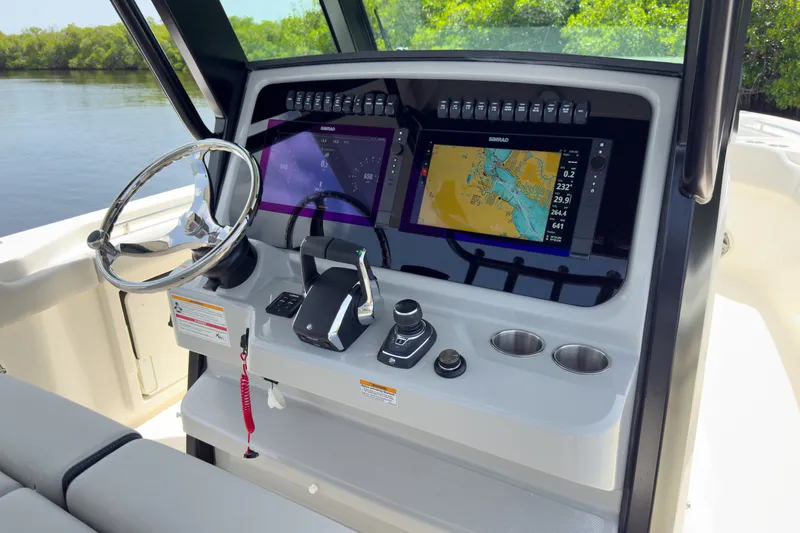 Slide: The Image of Boston Whaler 330 Outrage 2026 - 10