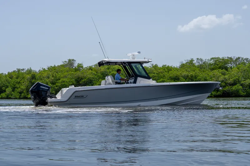 Slide: The Image of Boston Whaler 330 Outrage 2026 - 28